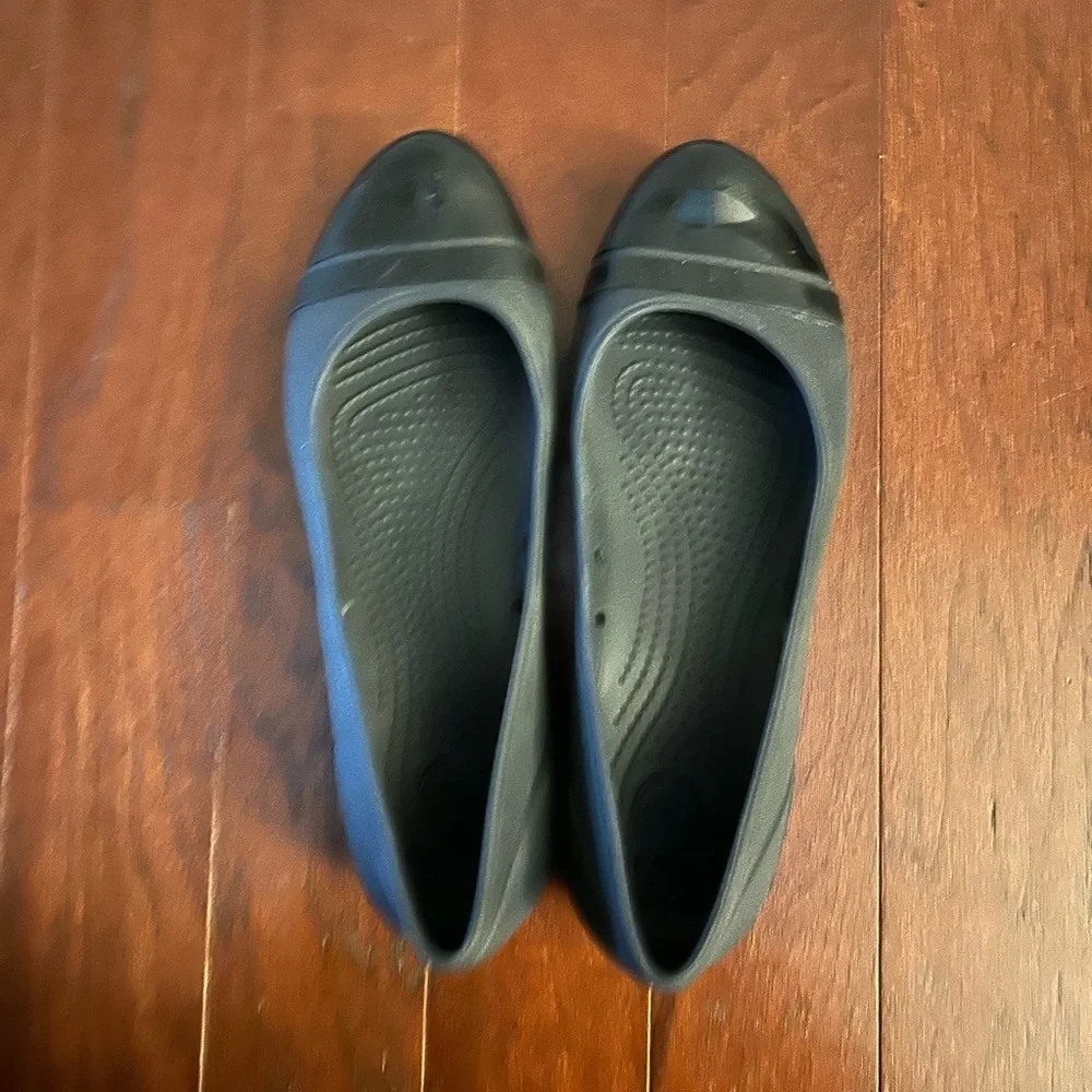 Womens Crocs Black Patent Cap Toe Ballet Flat Slip On Shoes Sz 8 Like New - Picture 7 of 8